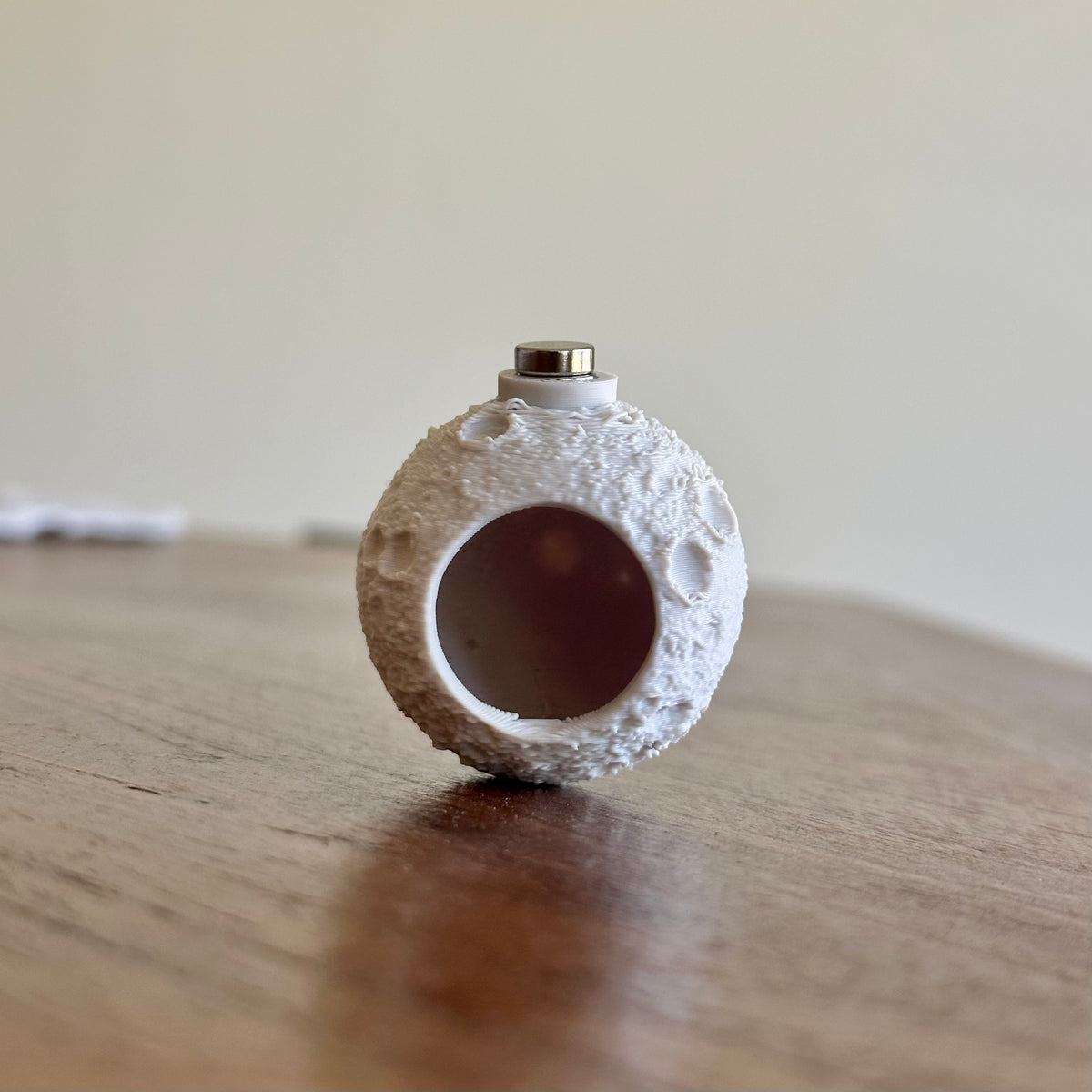 Magnetic Moon Hide