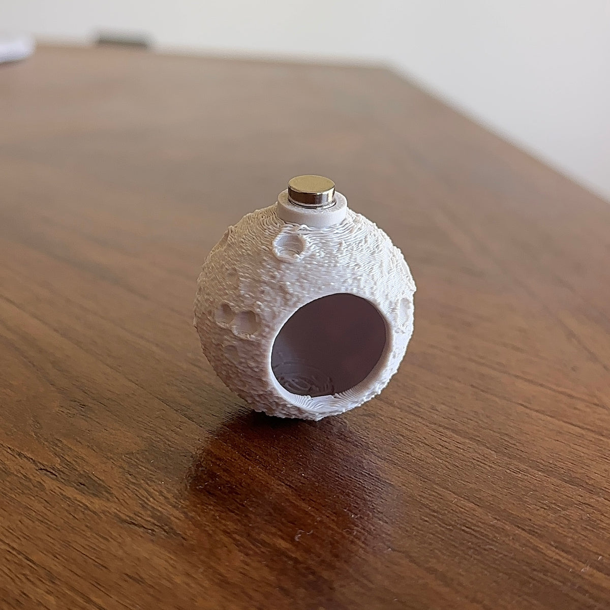 Magnetic Moon Hide