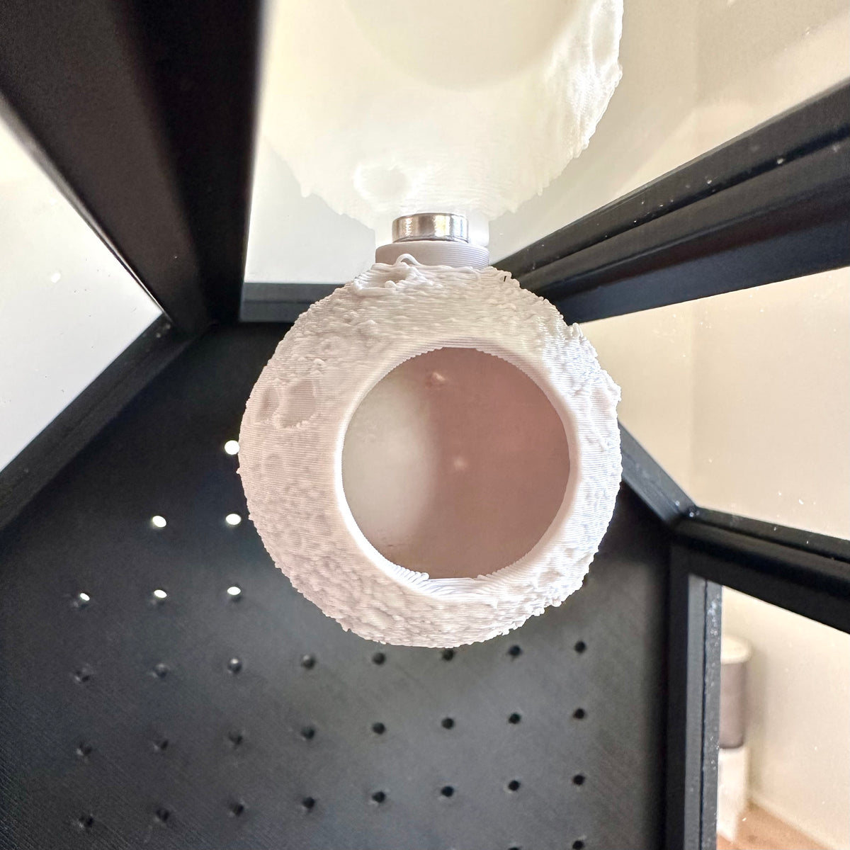 Magnetic Moon Hide